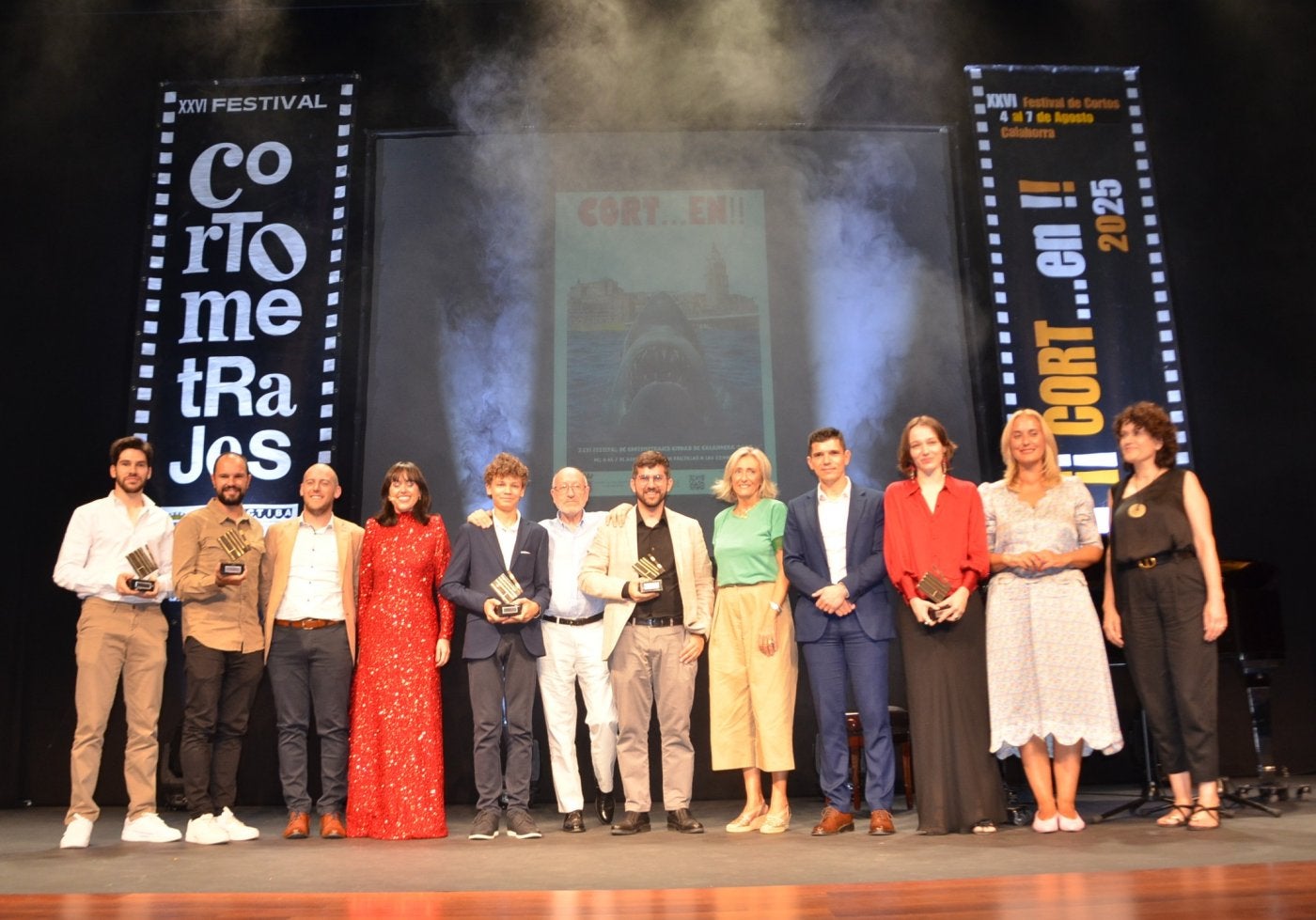 Premiados, autoridades y organizadores, al final de la gala, en el escenario del teatro Ideal.