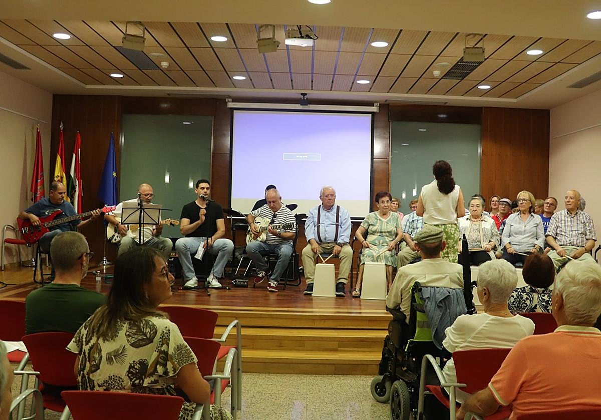 Los usuarios del centro tomaron la palabra y voz para poner un colofón musical a las Jornadas junto a miembros de la Branch Blues Band.