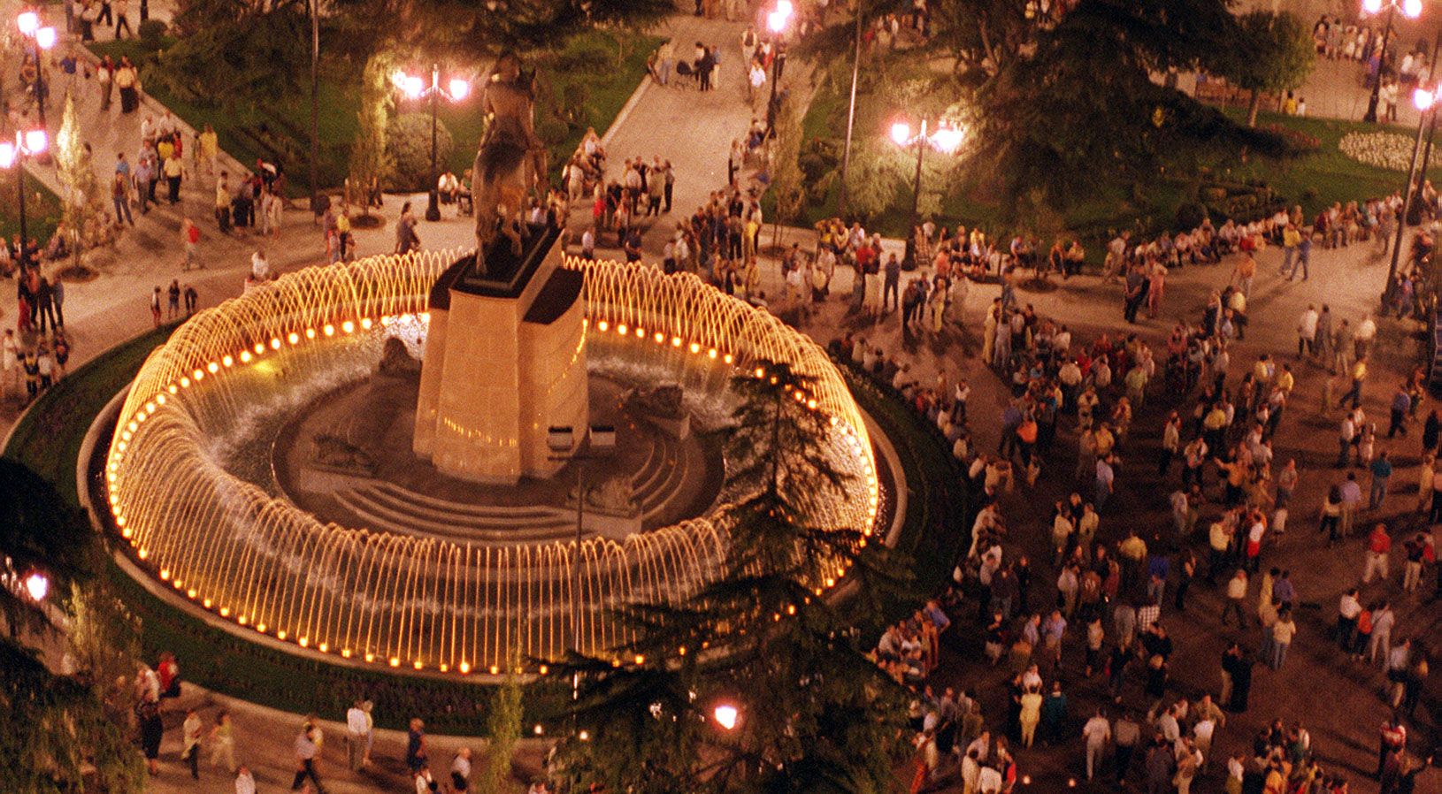 Imagen secundaria 1 - Traslado entre 1994 y 1995 para su 'remodelación' e inauguración del actual Espolón en 1998.