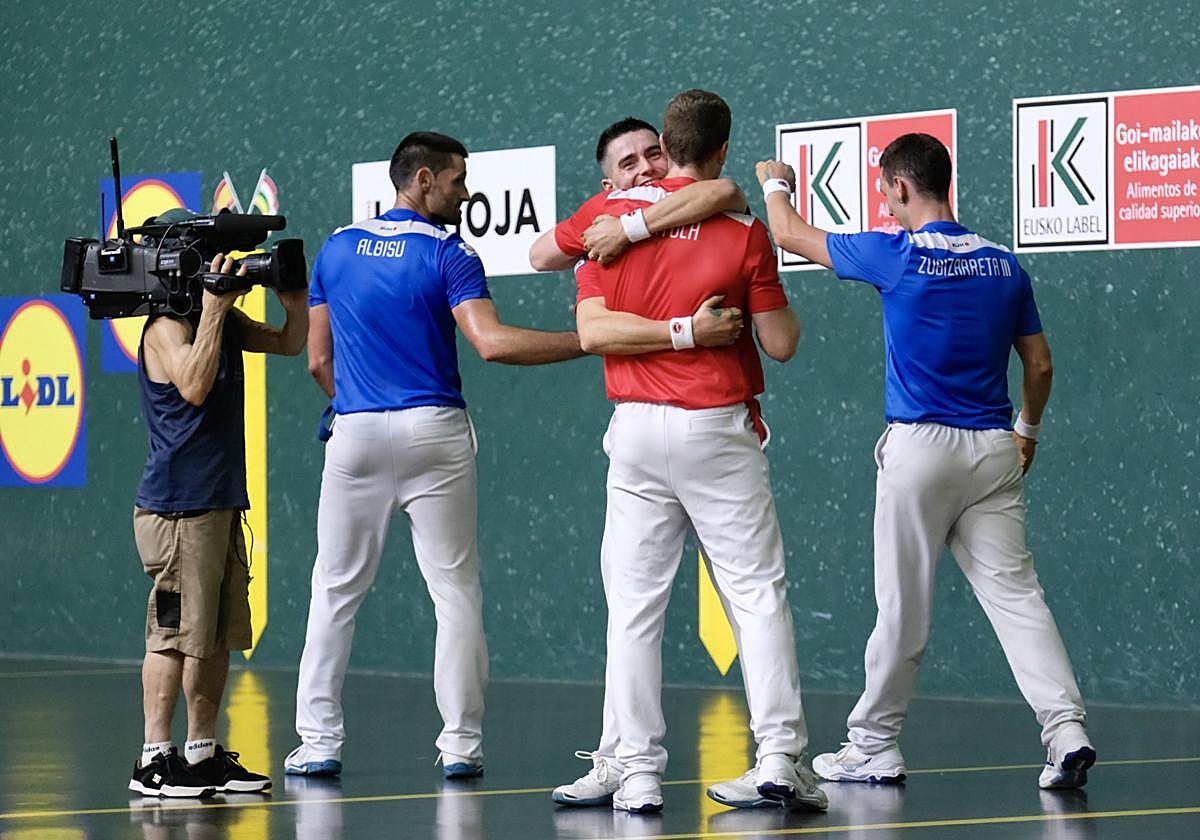 Salaverri y Artola se abrazan después de ganar la previa de San Mateo en la noche del viernes.