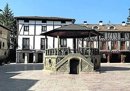 Plaza Conde de Torremúzquiz, en la turística villa de Ezcaray.