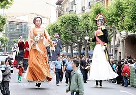 Los gigantes de doña Jacinta y el general Espartero, el día de su estreno.