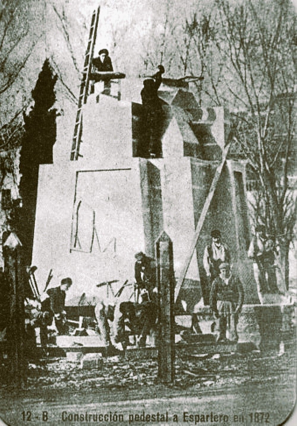 Imagen secundaria 2 - Pedestal de 1872, en construcción, y ya con la estatua tanto en blanco y negro como en color.