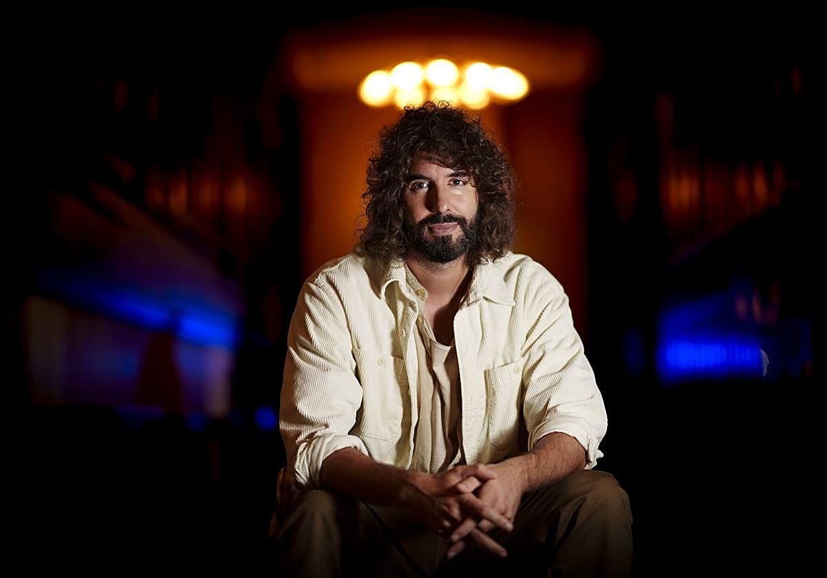 El músico Mikel Izal posa durante una entrevista.