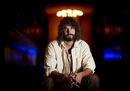 El músico Mikel Izal posa durante una entrevista.