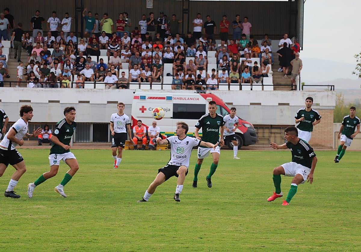 Los blanquillos aspiran a competir y puntuar esta tarde con el apoyo de su afición ante el Basconia.