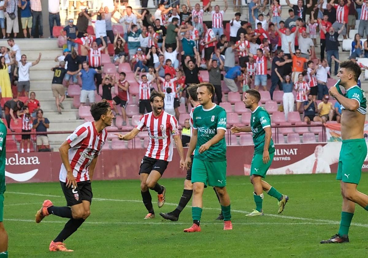 Los jugadores del Náxara lamentan uno de los goles de la UD Logroñés en el pasado partido en Las Gaunas.