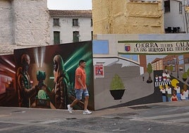 'Una tarde cualquiera'; mural que representa la costumbre de 'tomar la fresca', en la calle Cavas. I.Á.'IA Love' y 'Población incomparable', en la esquina de Grande y Sol.