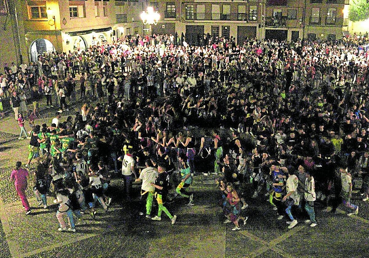 Una abarrotada plaza de España tras el disparo del cohete de este miércoles.
