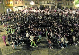 Una abarrotada plaza de España tras el disparo del cohete de este miércoles.