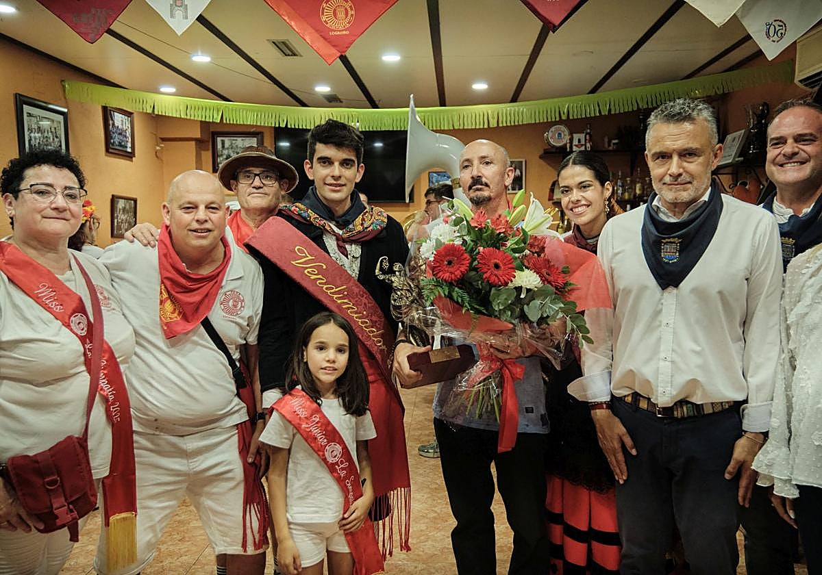 Miguel Ángel Martínez recoge el premio al Simpático del Año en representación del cuerpo de bomberos de Logroño, en la sede de la Peña La Simpatía.