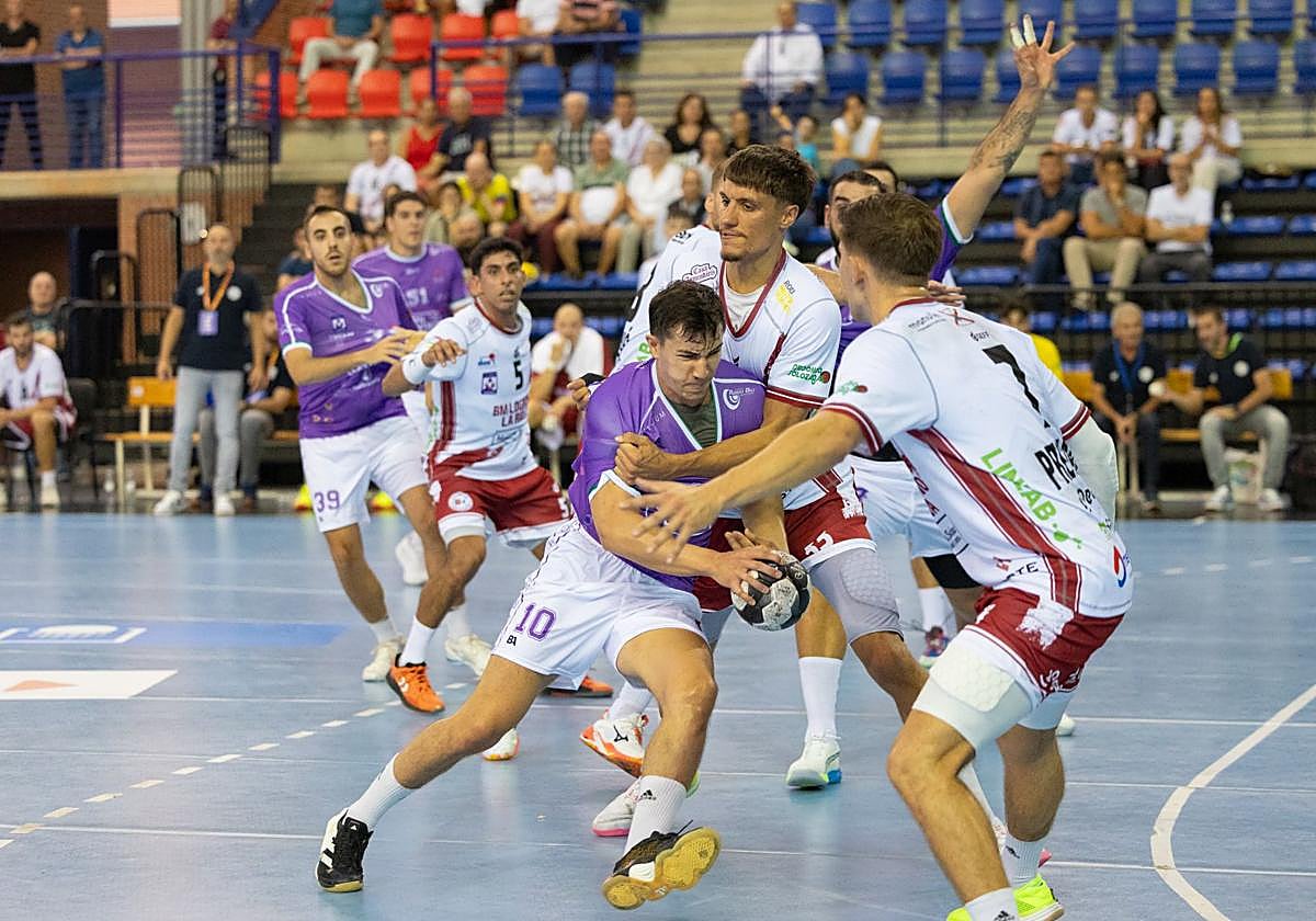 El franjivino Andrej Pergel frena el ataque del alcarreño Gonzalo Velasco.