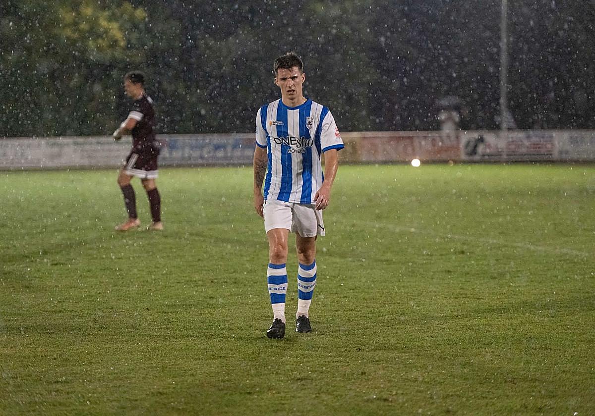 Villos, que salió el segundo tiempo, se retirá a vestuarios tras acabar el partido.