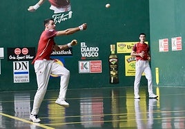 Darío golpea la pelota con su derecha con Rezusta al fondo.
