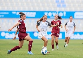 Valderas presiona a Julve para intentar quitarle la posesión en el choque de ayer disputado contra el Badalona.