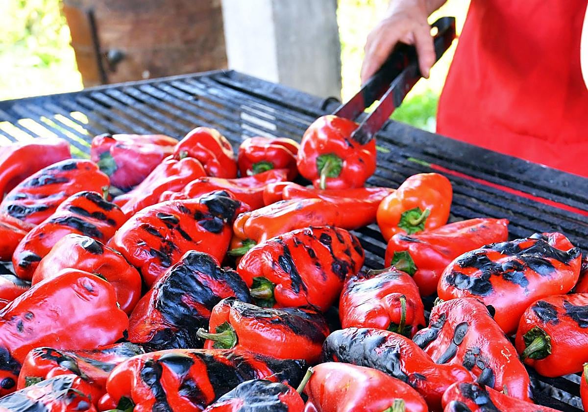 Pimientos recién asados como los que se servirán .