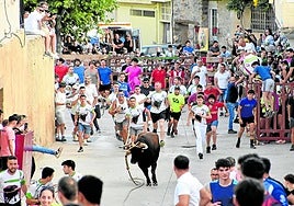 Salida del primer astado ensogado de la plaza de la iglesia, ayer en Cabretón.