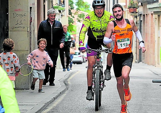 Nacho García Ramón fue el primero en llegar a la meta alfareña, animado en los últimos metros por su familia.