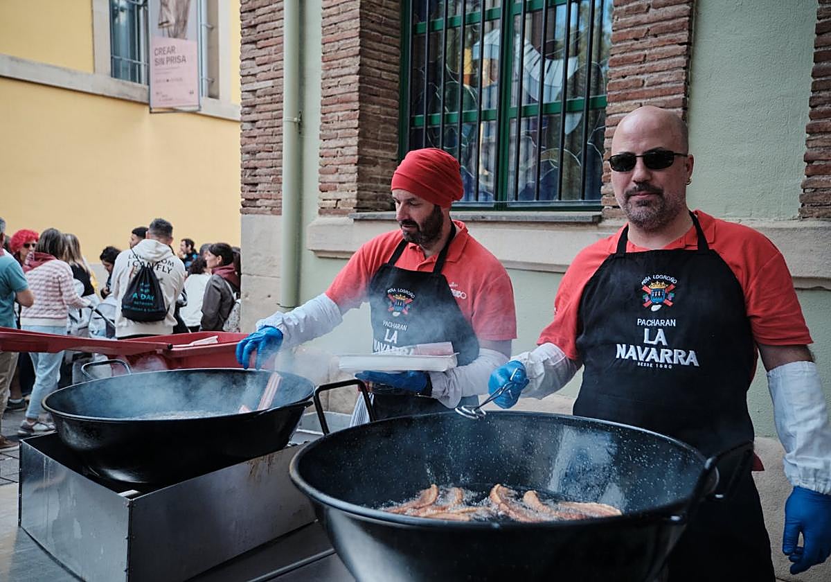 Preparando los torreznos para la degustación en la calle Once de Junio.