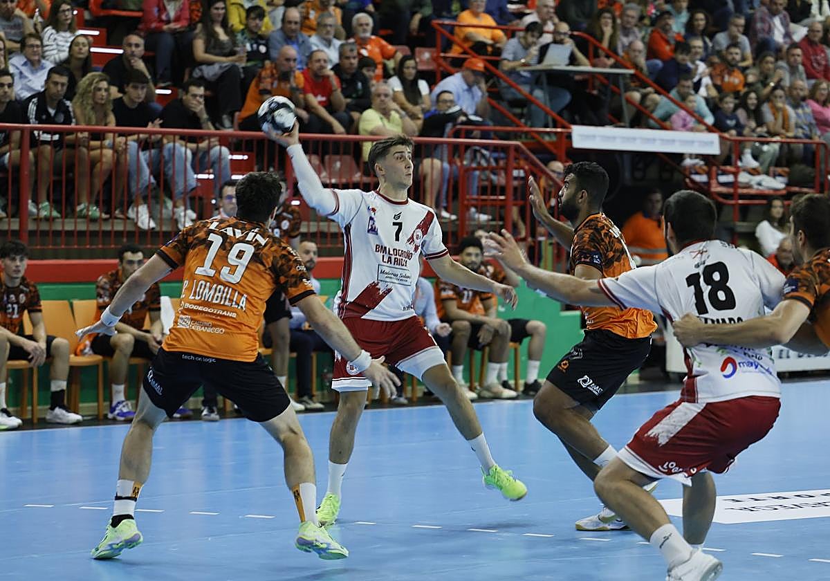 Álvaro Preciado busca asistir a un compañero mientras Silva y Lombilla le marcan