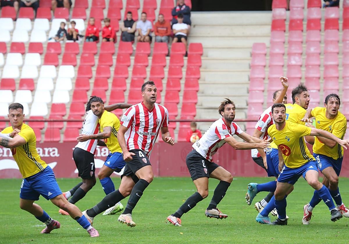 Cabetas, que acabó expulsado, busca el balón en una accion a balón parado.
