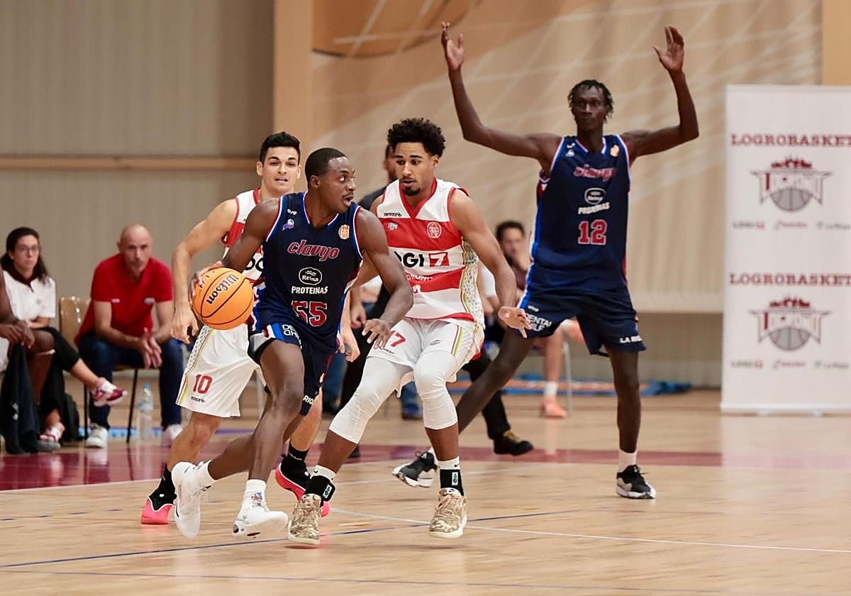 Jacobs, del Clavijo, juega el balón en el partido de esta tarde.