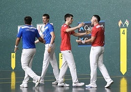Los cuatro protagonistas se saludan al final del partido.