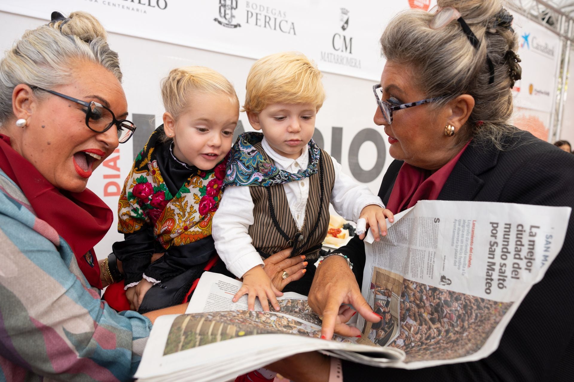 Milán y Sofía, dos jóvenes lectores de Diario LA RIOJA, ataviados con el traje regional en La Terraza de San Mateo. 