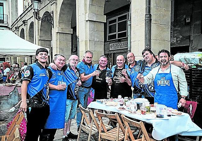 Una cuadrilla disfruta del Certamen de Chuletas al Sarmiento.