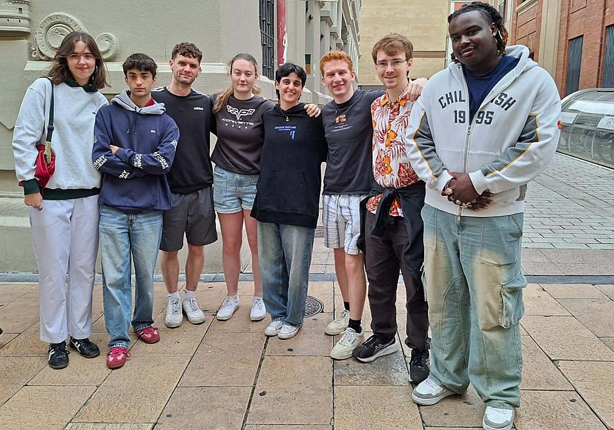 Irlandeses y riojanos, juntos a la espera de su pincho moruno.