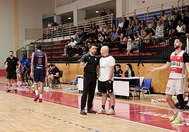 Arbués habla con el árbitro.