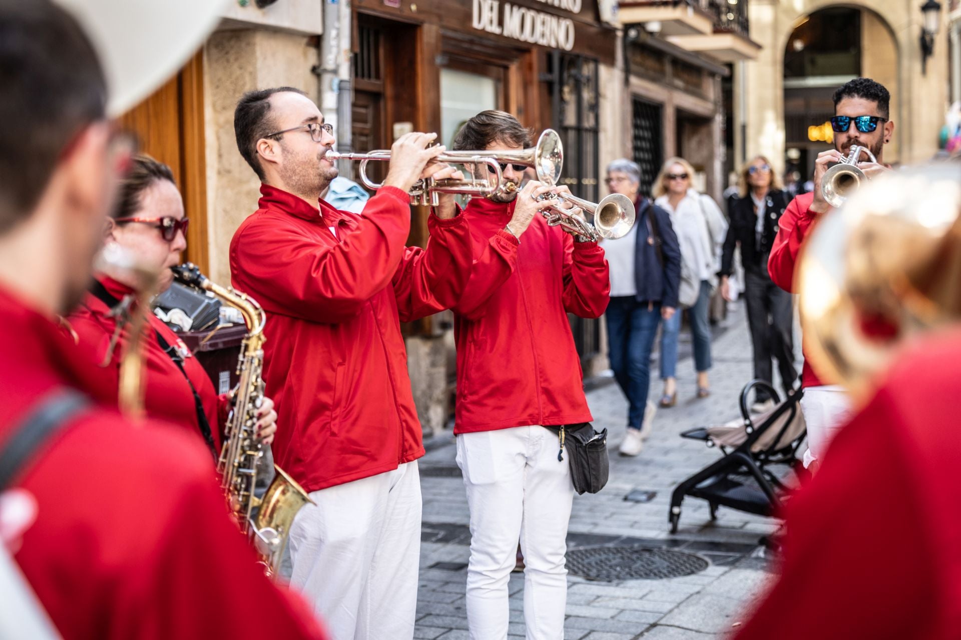 Mañana de degustaciones, música y gigantes y cabezudos en San Mateo