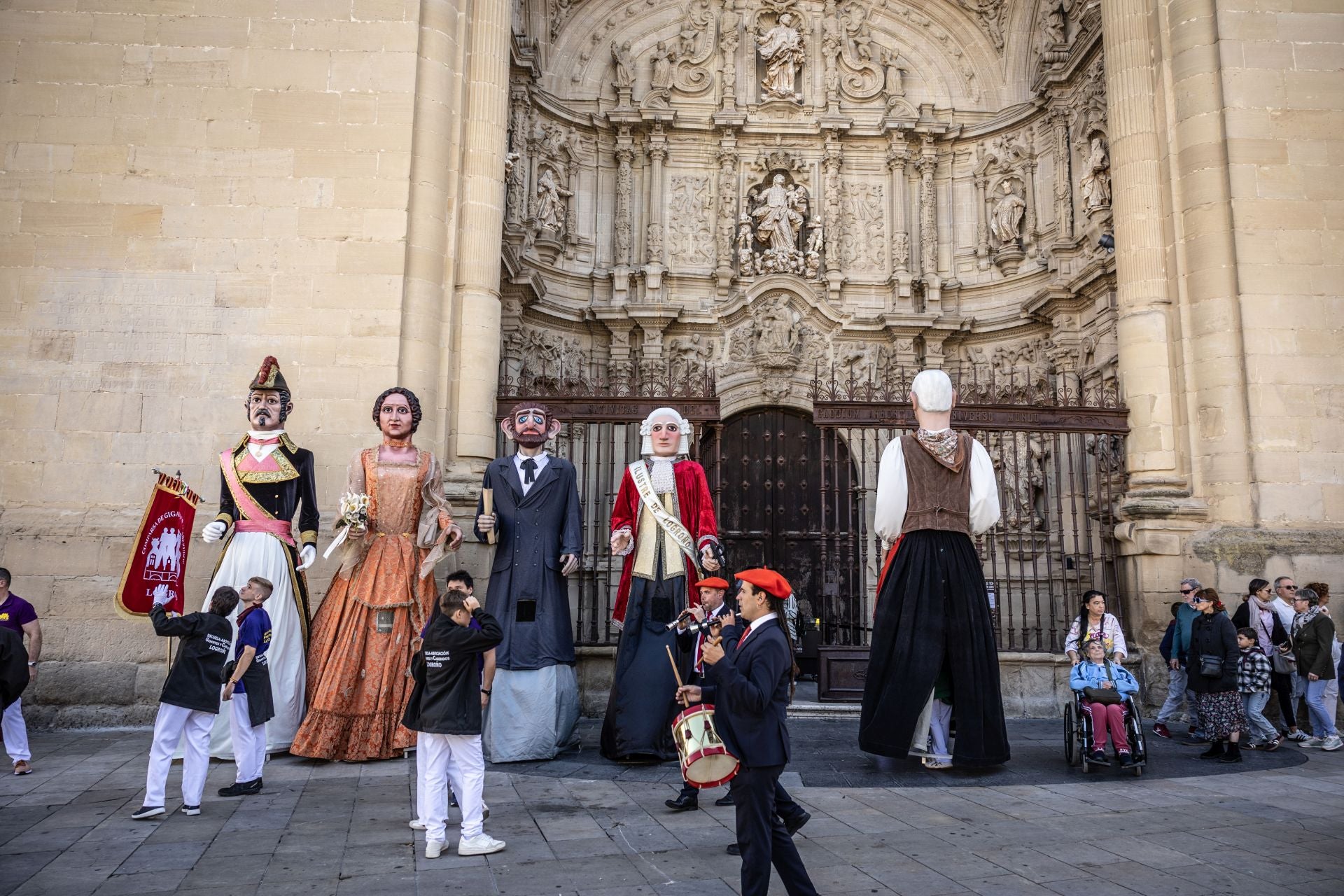 Mañana de degustaciones, música y gigantes y cabezudos en San Mateo