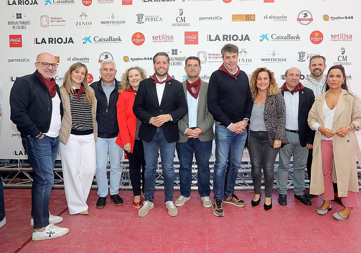 Familia socialista: Miguel González de Legarra, Sara Orradre, José Ángel Lacalzada, Emi Fernández, Javier García (secretario general), Sergio Martínez, Luis Alonso, Beatriz Arraiz (delegada del gobierno), Vicente Urquía, Iván Reinares, Naiara Hernáez (de izquierda a derecha).