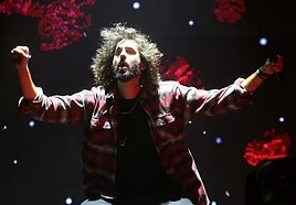 Mikel Izal durante su concierto en la plaza del Ayuntamiento en San Mateo.