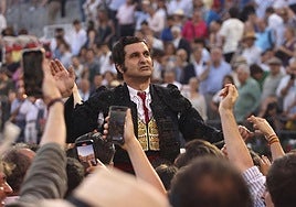 Morante, a hombros en la plaza de Las Ventas en la corrida de la Beneficencia el pasado mes de junio.