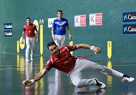 Darío se lanza en busca de la pelota para recogerla con su derecha.