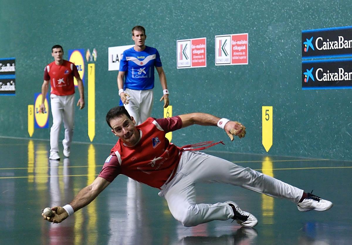 Darío se lanza en busca de la pelota para recogerla con su derecha.