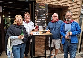 Shirley y Jimmy, a los costados, junto a sus amigos Nicole y Brian.