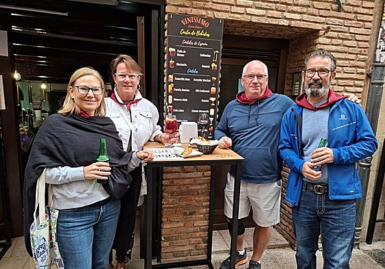 Shirley y Jimmy, a los costados, junto a sus amigos Nicole y Brian.