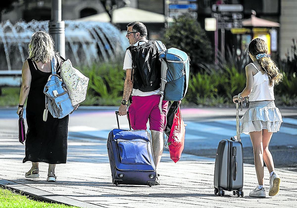 Una familia de turistas nacionales se dirige a su hotel en Logroño.