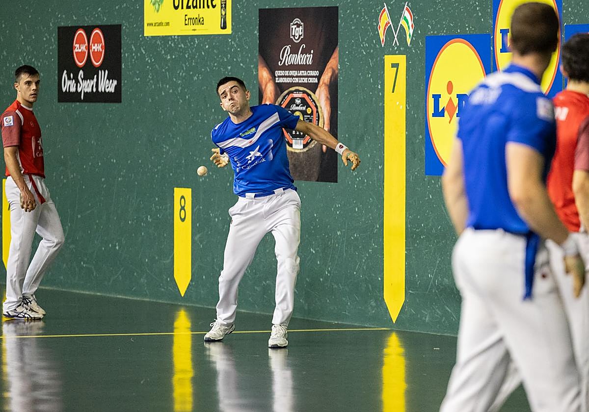 Salaverri golpea con su mano derecha.