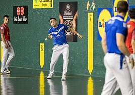 Salaverri golpea con su mano derecha.