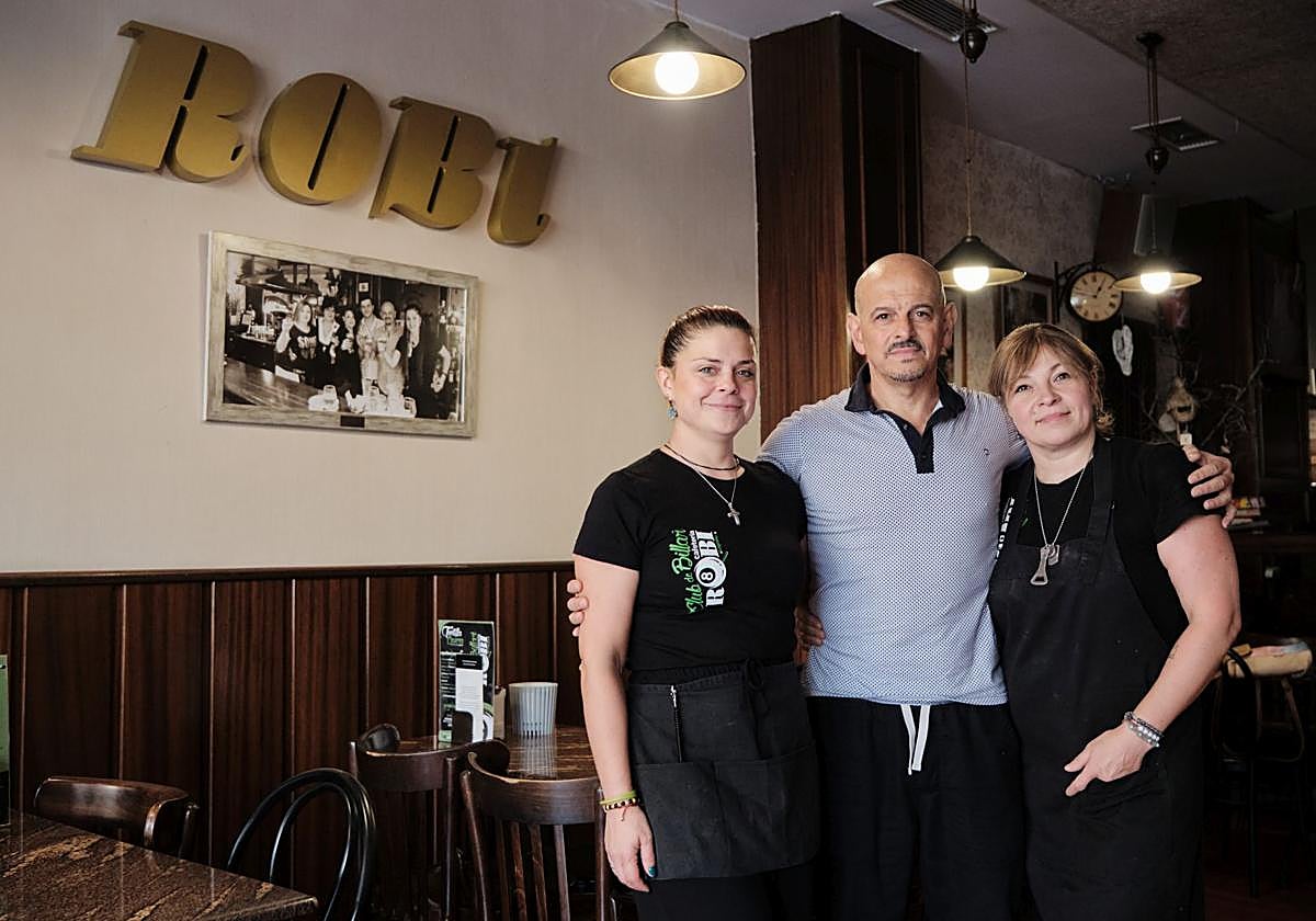 Los responsables del local, hija y padre, Jéssica y José Manuel Rodríguez, con la encargada Valeria Polyakova.
