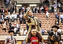 Borja Jiménez, a hombros en el cierre de feria