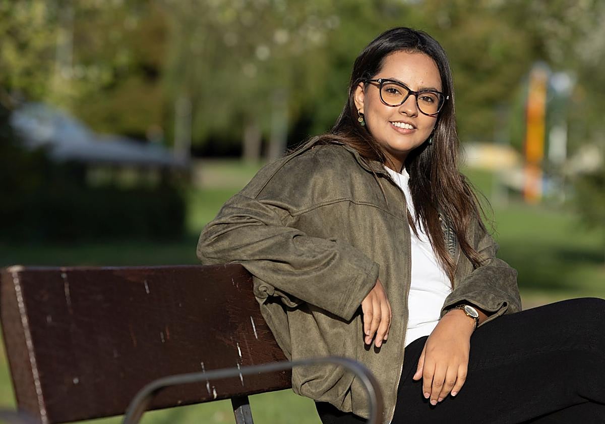 Mouna Hafid Hafdane posa sonriente en el Parque del Ebro de Logroño.