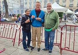 Ian y Nina posan junto a David Lindstrom, un americano afincado en Logroño desde hace años.