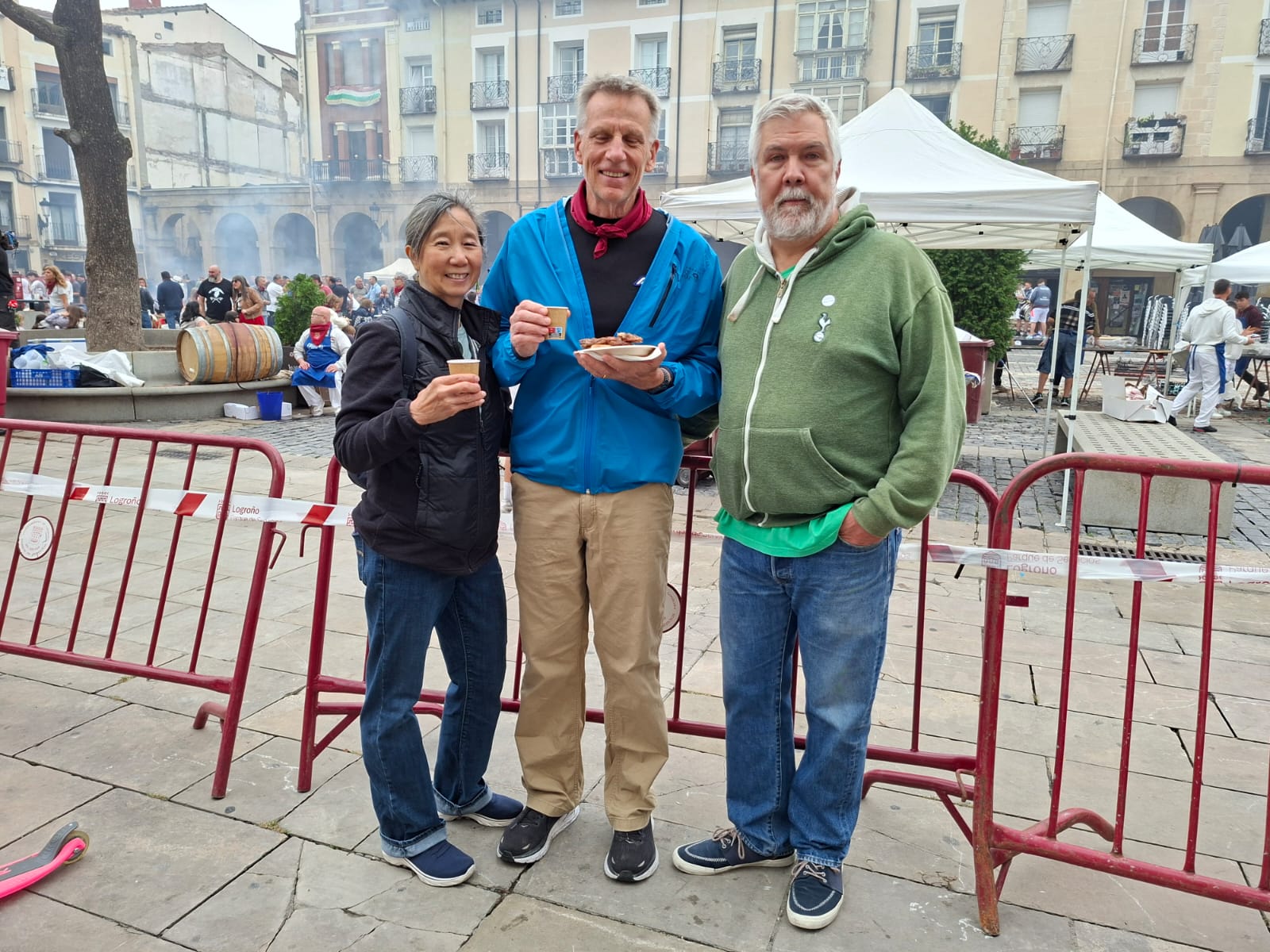 Ian y Nina posan junto a David Lindstrom, un americano afincado en Logroño desde hace años.