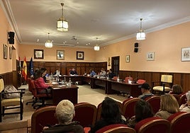 La corporación municipal junto a los tres asientos vacíos de los concejales de Por La Rioja.