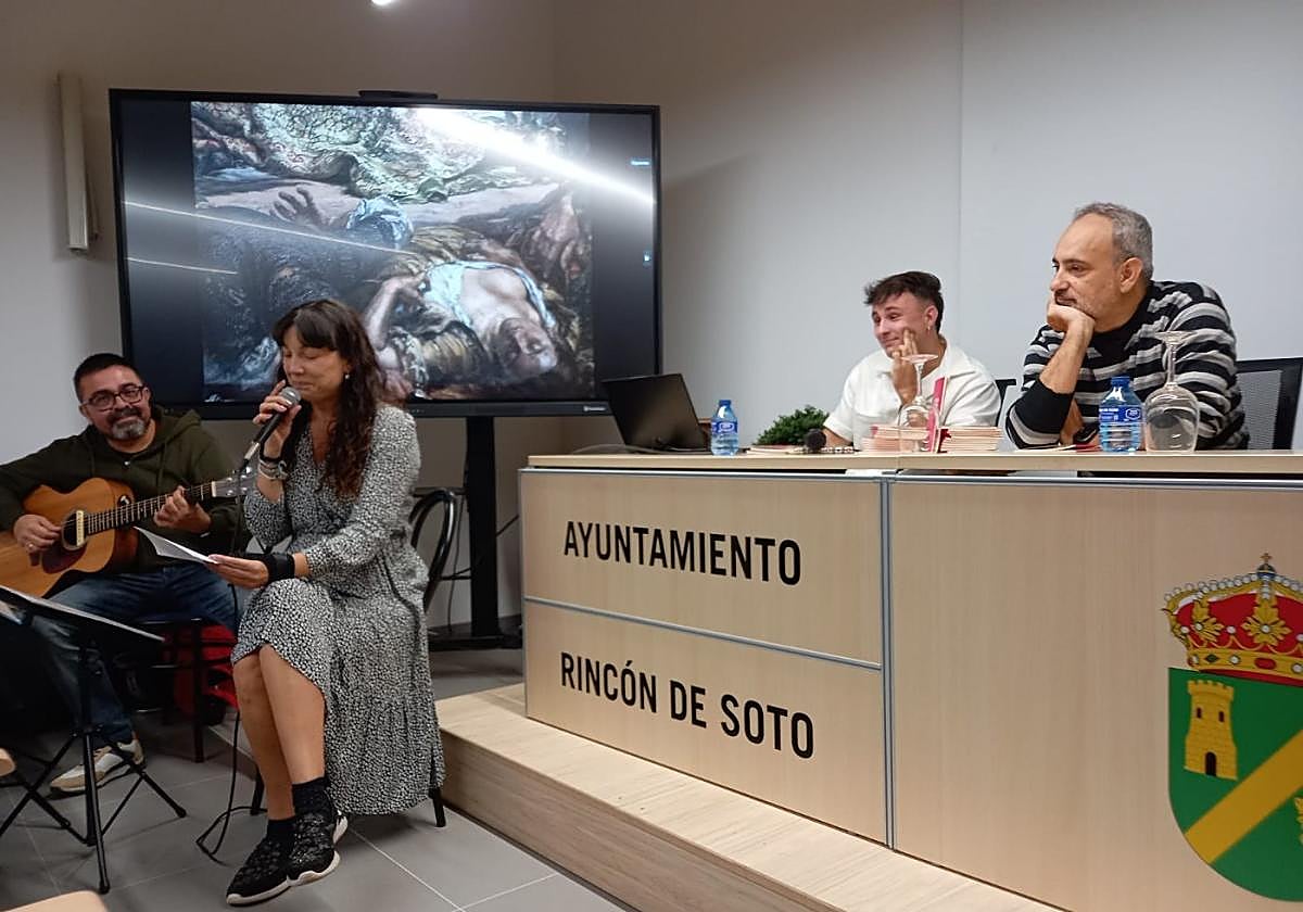 Presentación del libro 'A tumba abierta' ayer en Rincón de Soto.